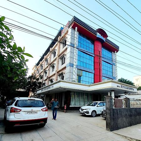 Hotel Sunilkrishna ตีรูปาติ ภายนอก รูปภาพ