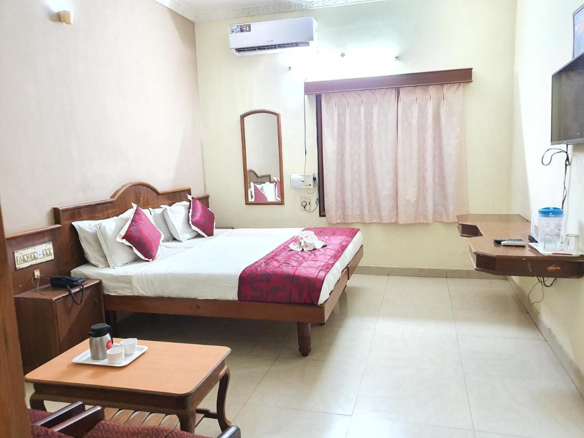 Hotel Sunilkrishna ตีรูปาติ ภายนอก รูปภาพ