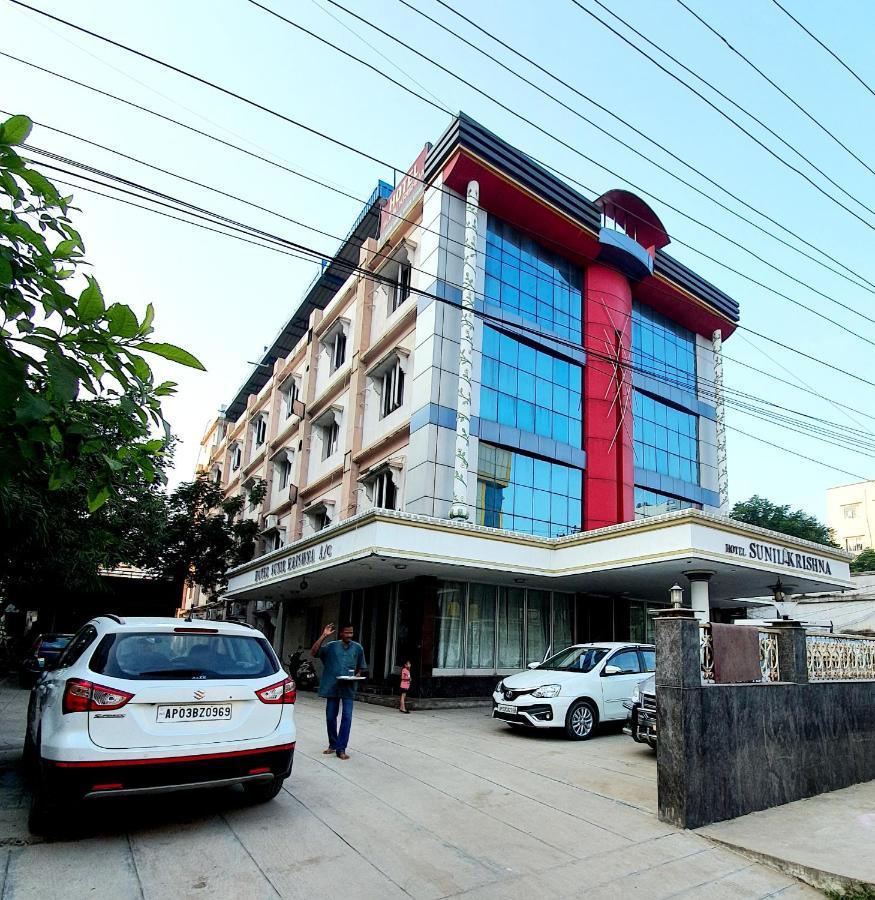 Hotel Sunilkrishna ตีรูปาติ ภายนอก รูปภาพ
