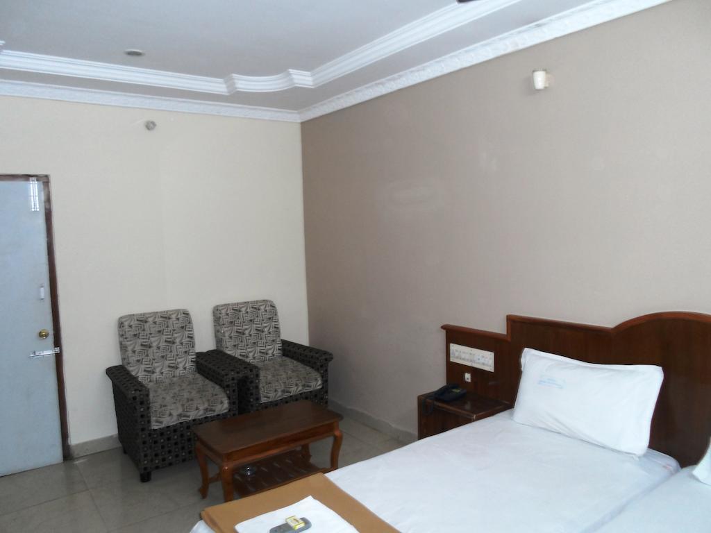 Hotel Sunilkrishna ตีรูปาติ ห้อง รูปภาพ