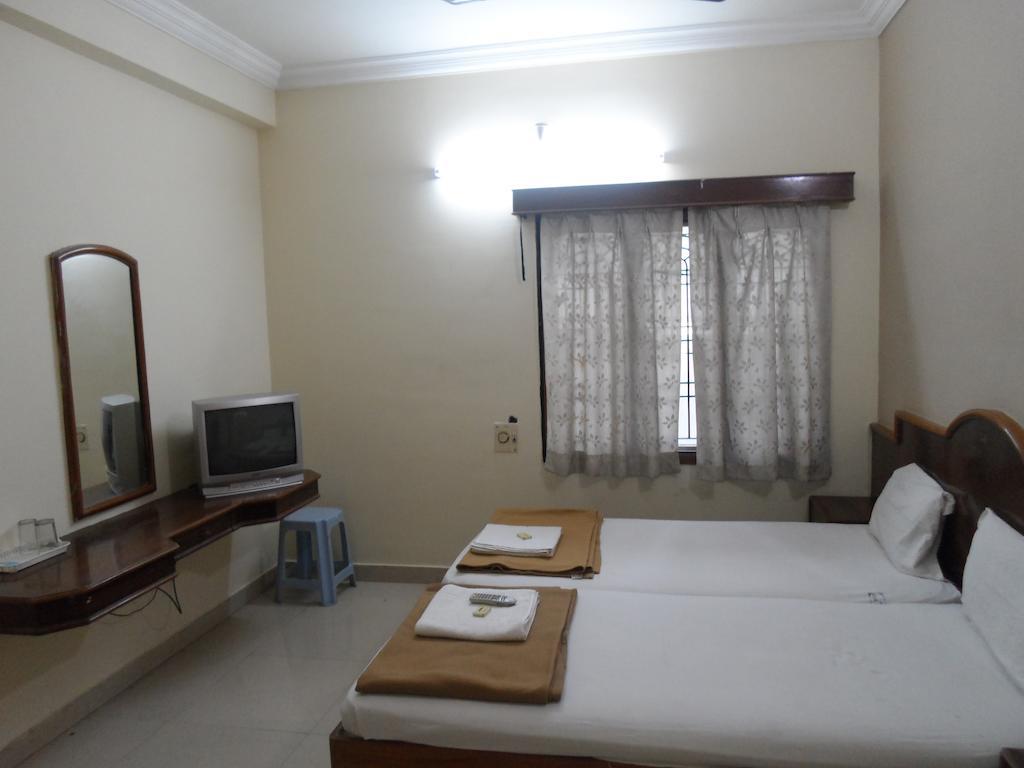 Hotel Sunilkrishna ตีรูปาติ ห้อง รูปภาพ