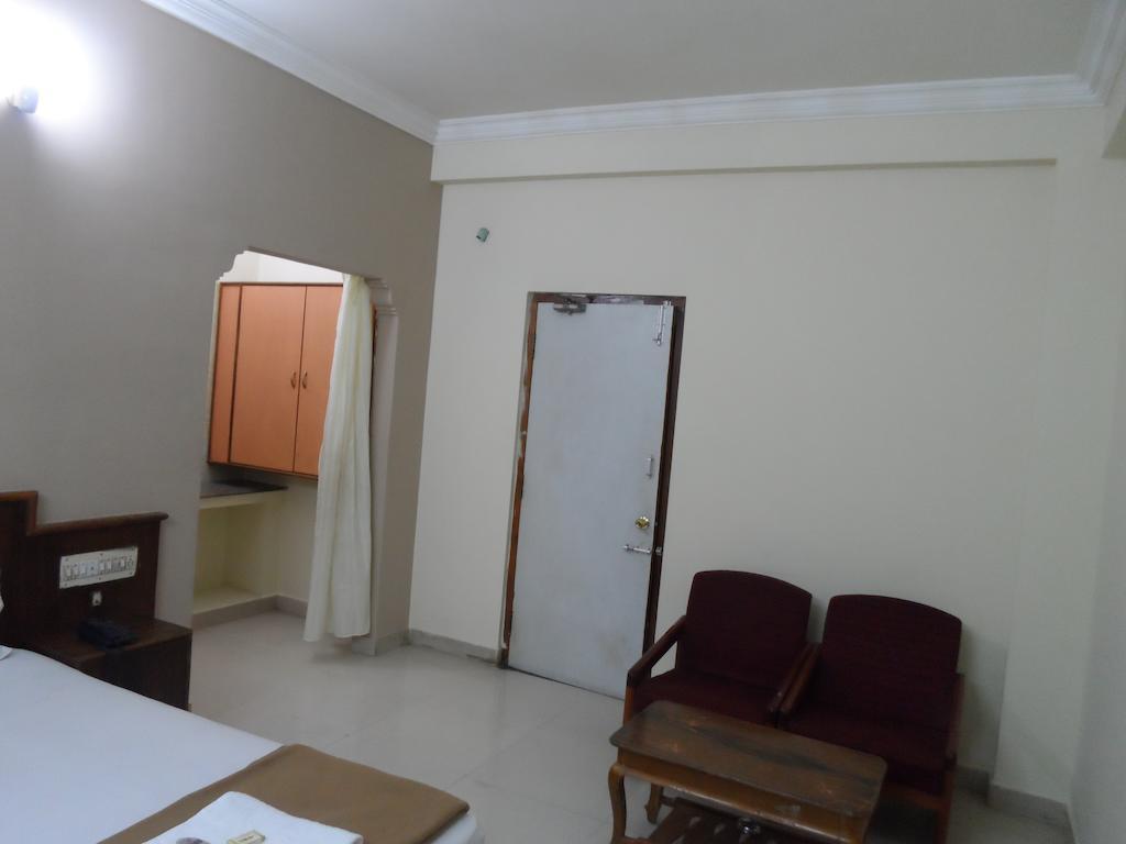 Hotel Sunilkrishna ตีรูปาติ ห้อง รูปภาพ