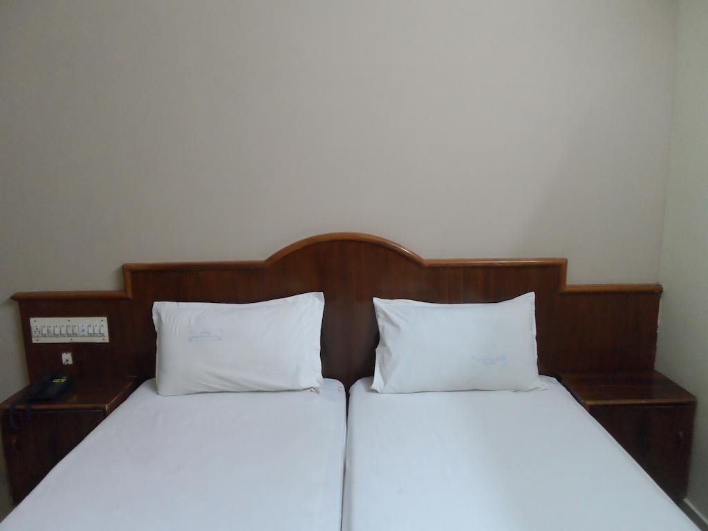 Hotel Sunilkrishna ตีรูปาติ ห้อง รูปภาพ