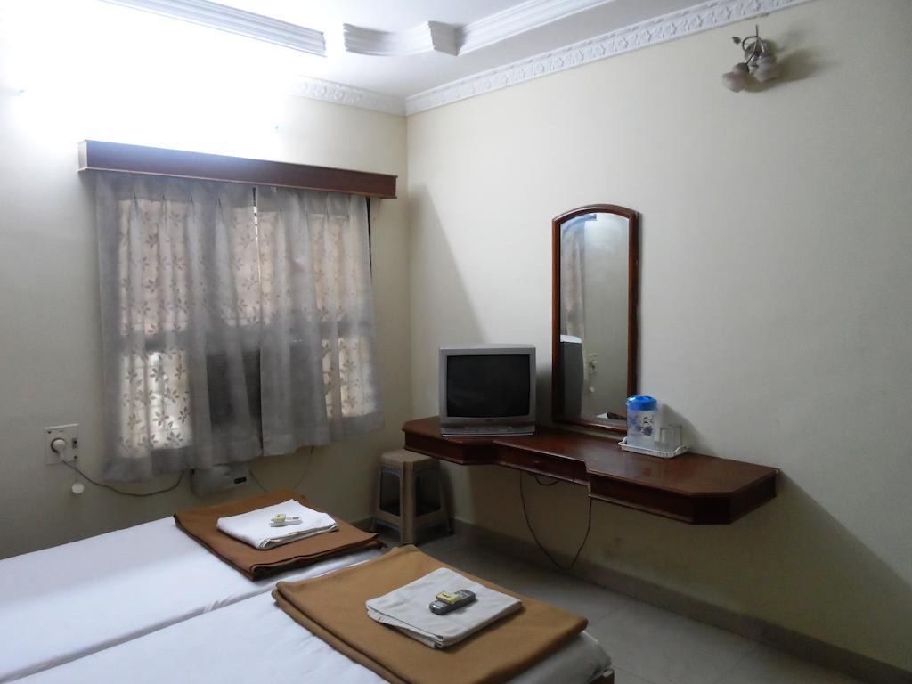 Hotel Sunilkrishna ตีรูปาติ ห้อง รูปภาพ