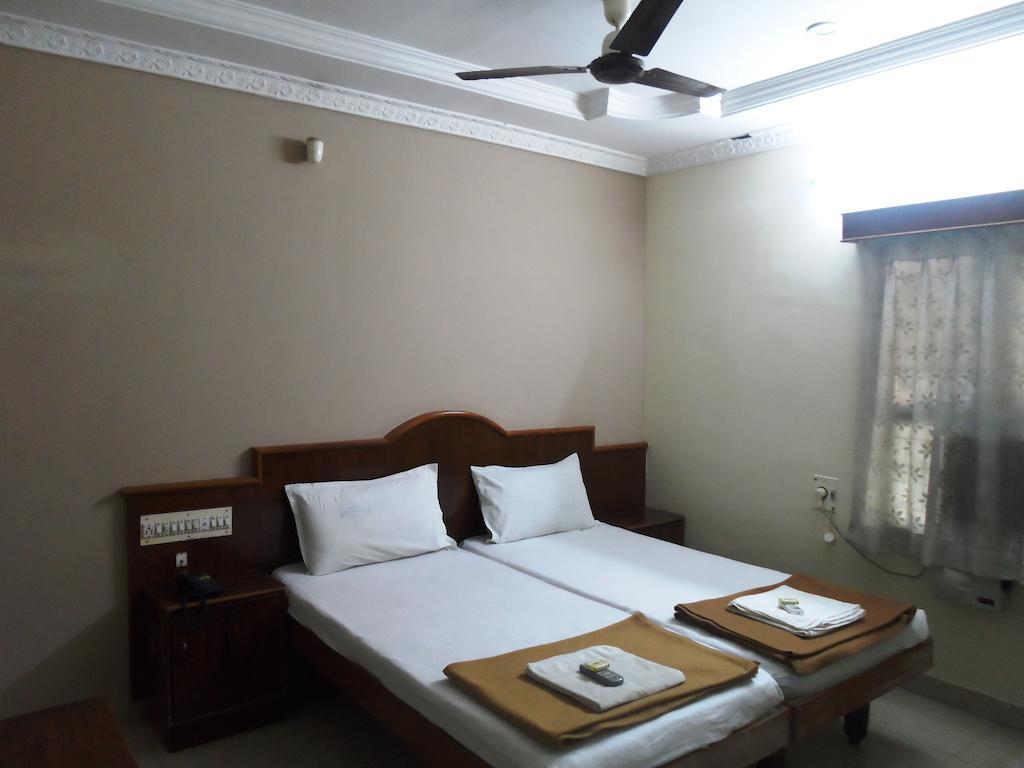 Hotel Sunilkrishna ตีรูปาติ ห้อง รูปภาพ