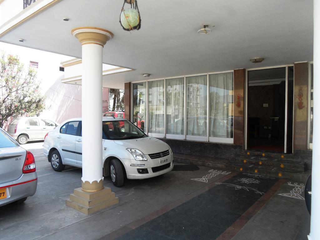 Hotel Sunilkrishna ตีรูปาติ ภายนอก รูปภาพ