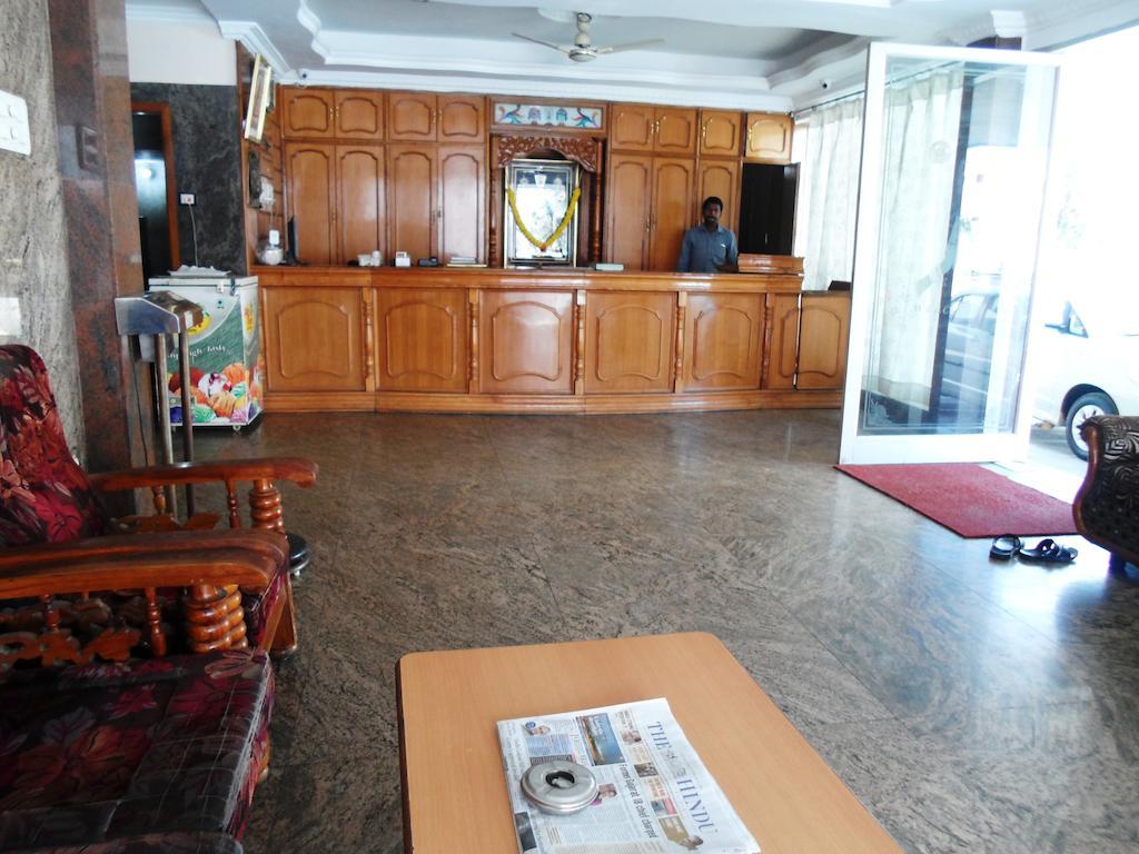 Hotel Sunilkrishna ตีรูปาติ ภายนอก รูปภาพ